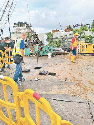 長洲鄉事委員會圖片所見，有工程人員到達相信是水管爆裂的位置進行搶修。