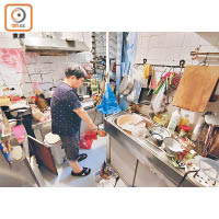 廣田邨：因污水渠滲漏，污水不時滴到煮食爐上，葉女士只好減少煮食次數。