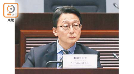 泳客需要喺泳池範圍佩戴口罩嘅規定唔清晰，康文署署長劉明光都有責任。