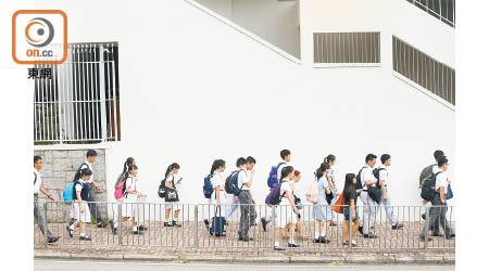 學界建議路程較短的學生可步行上學，避免坐車時人群聚集。