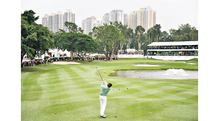 政府容許香港哥爾夫球會繼續使用粉嶺高球場到期的用地，以一元續租三年。