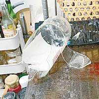 廚房因玻璃樽爆破而弄得「滿目瘡痍」。