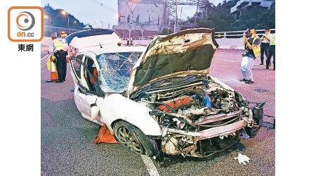 涉事跑車嚴重損毀變形。（楊日權攝）