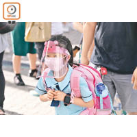 有學生戴面罩回校上課。