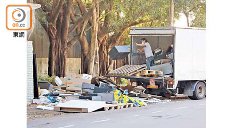 粉嶺6月：粉嶺坪輋路有人駕駛貨車到垃圾站拋棄大型傢俬。