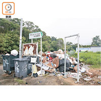 錦田9月底：垃圾堆裏夾雜廚餘及狗糞，發出陣陣惡臭。