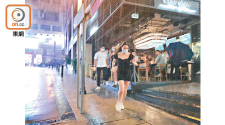 蘭桂坊：暴雨驟來，市民走避。（何子輝攝）
