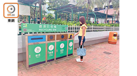 各區回收桶已陸續加設智能二維碼標貼，方便市民通報滿溢及損毀。