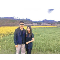 莊健成（左）年前同女兒（右）到西藏旅行。