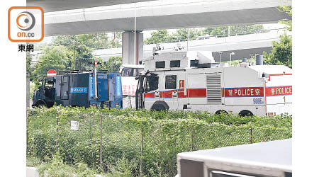 西營盤：水炮車在中聯辦外戒備。（黃偉邦攝）