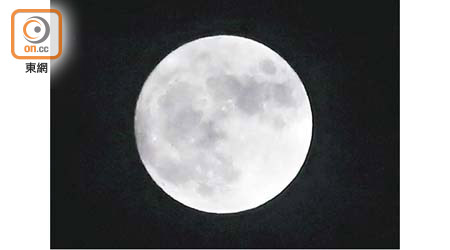 昨夜偶爾可以見到圓圓的皎月。