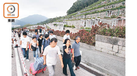 食環署呼籲市民避免集中在重陽節當日掃墓，減少人群聚集。