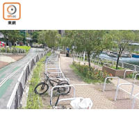 將軍澳：鄰近海濱公園行人天橋的單車停泊處提供一百四十八個單車泊位，但只有不足十輛單車停泊。