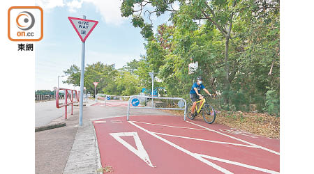元朗攸壆路路段的單車徑，由於間隔着馬路，整條單車徑斷開多個部分。
