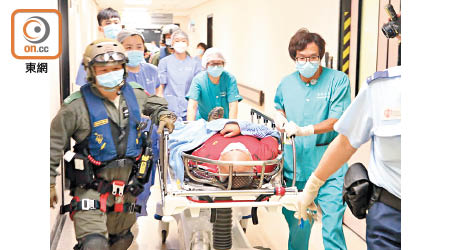 在猴塘溪行山受傷男子送院。（余宏基攝）