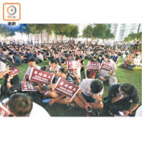 香港民族黨曾舉行集會，抗議選舉事務處取消港獨人士的參選資格。