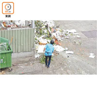 長沙灣：有職員把一箱菜倒在垃圾站，與其他垃圾混雜在一起。