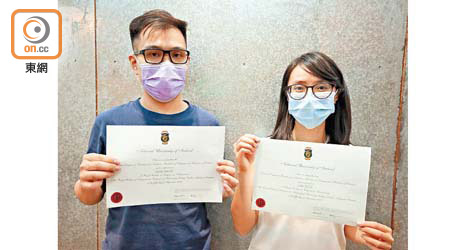 楊震宇（左）和陳雪怡（右）均以佳績畢業，只欠實習一關便能實踐其醫生夢。（李華輝攝）