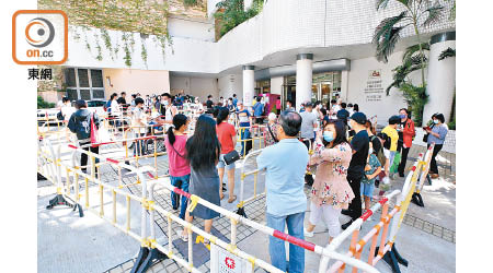 葵青：葵青臨時檢測中心昨日開始運作，近百市民排隊等候。（李華輝攝）