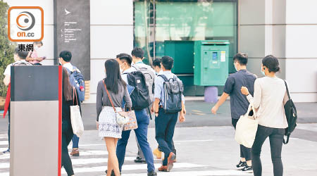 國泰及旗下國泰港龍放棄申請第二輪保就業計劃，疑為大裁員鋪路。