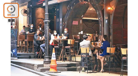 本港爆出酒吧群組感染，惟港府無意再收緊處所限制。