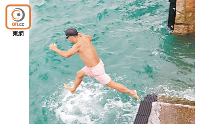 紅磡：泳客到大環山海濱游早水。（張開裕攝）