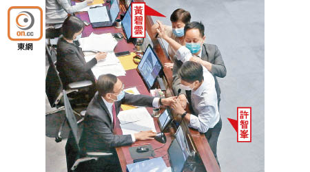 搶咪：發展事務委員會會議上，許智峯與黃碧雲衝出主席台搶咪抗議。（何天成攝）