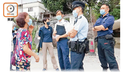 租客王小姐（左）前日被警方帶走錄口供。