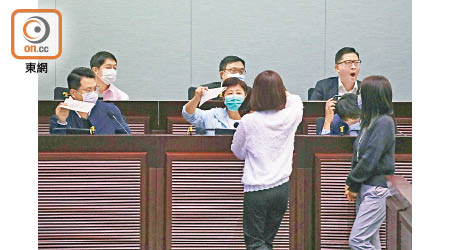 黃碧雲（前排左二）接受黨友提名競逐教育事務委員會主席，備受批評。（袁志豪攝）