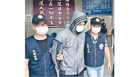 警方將姓莫男疑犯（中）拘捕。