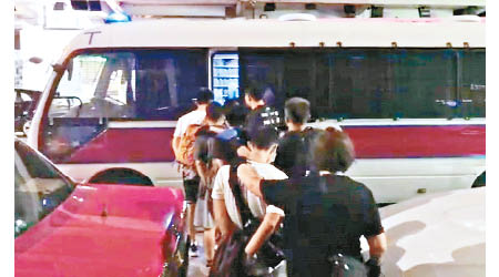 油麻地：警方將被捕男女押上警車。