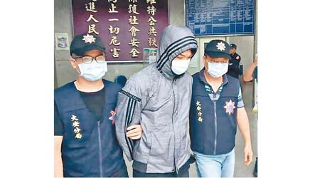 涉向一間聘請流亡港青的台北餐廳潑雞糞，莫男（中）被警方逮捕。