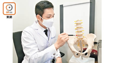 甘澤民指，坐骨神經是從腰椎第四、五節，以及與薦椎部位的神經根相互融合而成，左右各一條。（陳栢麟攝）