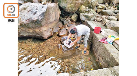 大嬸在水池內洗衫。（馬竟峯攝）