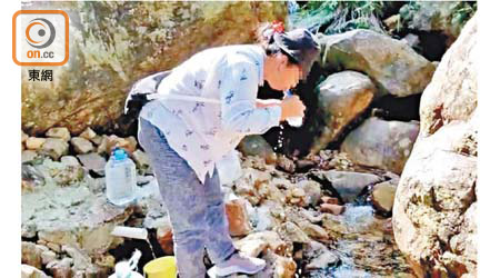 大嬸昨日仍如常到儲水池刷牙。（任方攝）