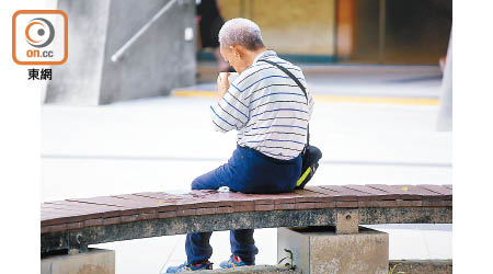 長者要養成定時補充水分習慣。