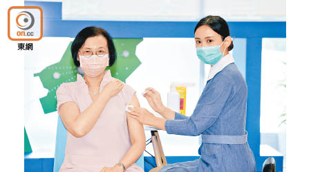 陳肇始昨在葵青地區康健中心接種流感疫苗。（何天成攝）