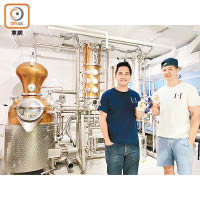 阿軒（左）與阿名（右）在港開設本地蒸餾氈酒廠，又推出自家氈酒品牌。 （陳彥婷攝）