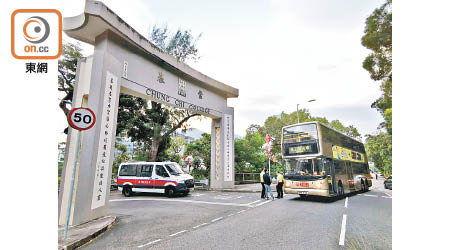 涉案男子將巴士駛至中文大學對開棄車而逃。（沈厚錚攝）