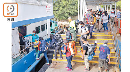 市民帶備營具，從馬料水碼頭搭船到郊外「抖抖氣」。