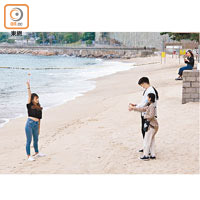 有市民在東灣泳灘海邊拍照留念。