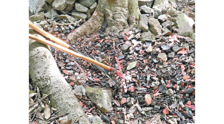 泥土裏仍遺下數以十萬粒計的鉛粒及飛靶碎片。