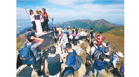 大東山：郊遊熱點人滿為患，不少人更除下口罩打卡。