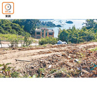 現場堆積大批建築廢料及泥頭。