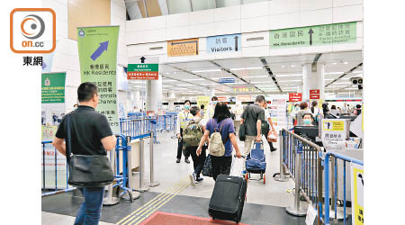 政府計劃下月會率先容許內地返回香港的居民，豁免十四天檢疫安排。
