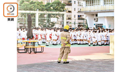 近千名師生秩序井然地疏散至操場。（張開裕攝）