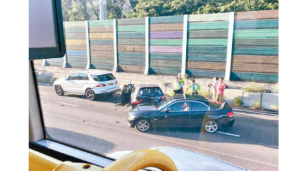 三車相撞後，擱在吐露港公路。