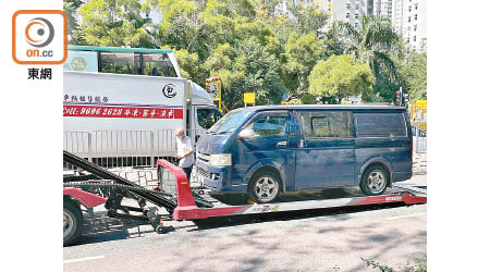 涉事客貨車被拖走檢驗。（林耀康攝）