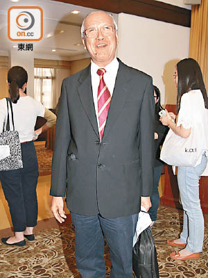袁武將接替蔡冠深，下個月開始執掌香港中華總商會會長嘅職務。