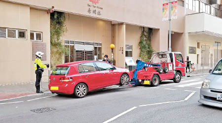 警方拖走違泊私家車。